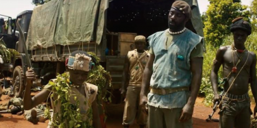 Beasts of No Nation: Idris Elba in una scena del film