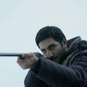 Frenzy: Berkay Ates con un fucile in mano