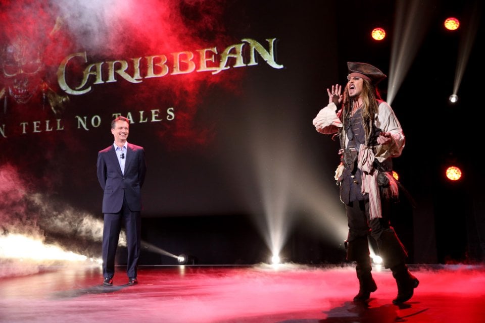 Johnny Depp con Sean Bailey al D23 nel 2015