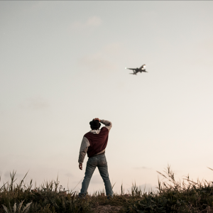 Non essere cattivo: Luca Marinelli (di spalle) osserva un aereo in decollo