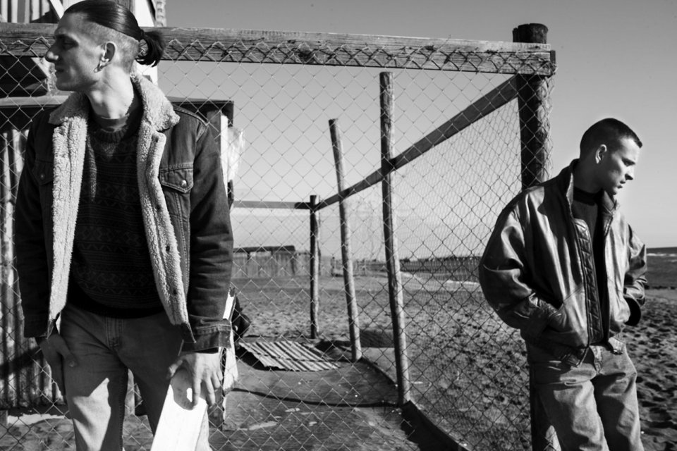 Non essere cattivo: Luca Marinelli e Alessandro Borghi in un'immagine dal set del film