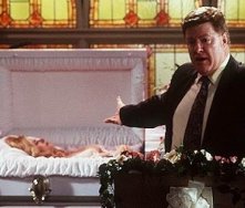 Six Feet Under: un'immagine di Veronica Roth in Funerale a luci rosse