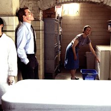 Six Feet Under: Freddy Rodriguez, Michael C. Hall e Rachel Griffiths in una scena di Funerale a luci rosse