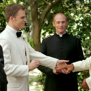 Six Feet Under: Michael C. Hall e Mathew St. Patrick in una scena di Fino all'ultimo respiro