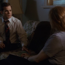 Six Feet Under: Michael C. Hall in un'immagine che ritrae David mentre rivela la sua omosessualità
