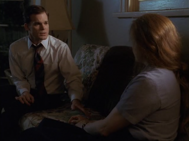 Six Feet Under: Michael C. Hall in un'immagine che ritrae David mentre rivela la sua omosessualità