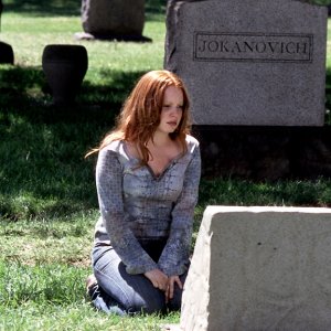 Six Feet Under: Lauren Ambrose in una foto tratta dall'episodio Una fine, un inizio