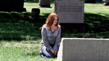 Six Feet Under: Lauren Ambrose in una foto tratta dall'episodio Una fine, un inizio