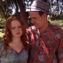 Six Feet Under: l'attrice Lauren Ambrose in un'immagine della puntata Una fine, un inizio