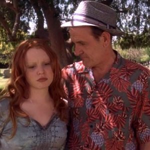 Six Feet Under: l'attrice Lauren Ambrose in un'immagine della puntata Una fine, un inizio