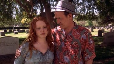 Six Feet Under: l'attrice Lauren Ambrose in un'immagine della puntata Una fine, un inizio