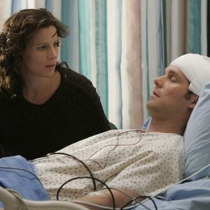 Six Feet Under: Rachel Griffiths e Peter Krause in una scena dell'episodio Transizione