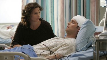 Six Feet Under: Rachel Griffiths e Peter Krause in una scena dell'episodio Transizione