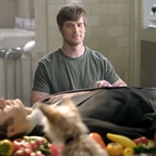 Six Feet Under: l'attore Peter Krause in una scena ambientata in obitorio