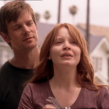 Six Feet Under: Peter Krause e Lauren Ambrose in una scena di Fino all'ultimo respiro
