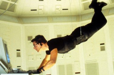 Tom Cruise in una celebre sequenza di Mission: Impossible