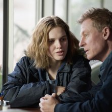 Looking for Grace: Odessa Young e Richard Roxburgh in una scena del film
