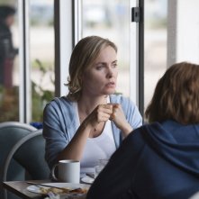 Looking for Grace: Radha Mitchell assorta nei suoi pensieri in un momento del film 