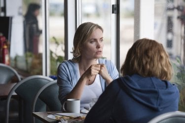 Looking for Grace: Radha Mitchell assorta nei suoi pensieri in un momento del film