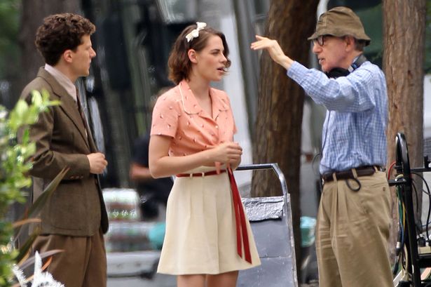 Woody Allen impartisce istruzioni a Kristen Stewart e Jesse Eisenberg