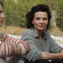 L'attesa: Juliette Binoche e Lou De Laâge in un'immagine del film