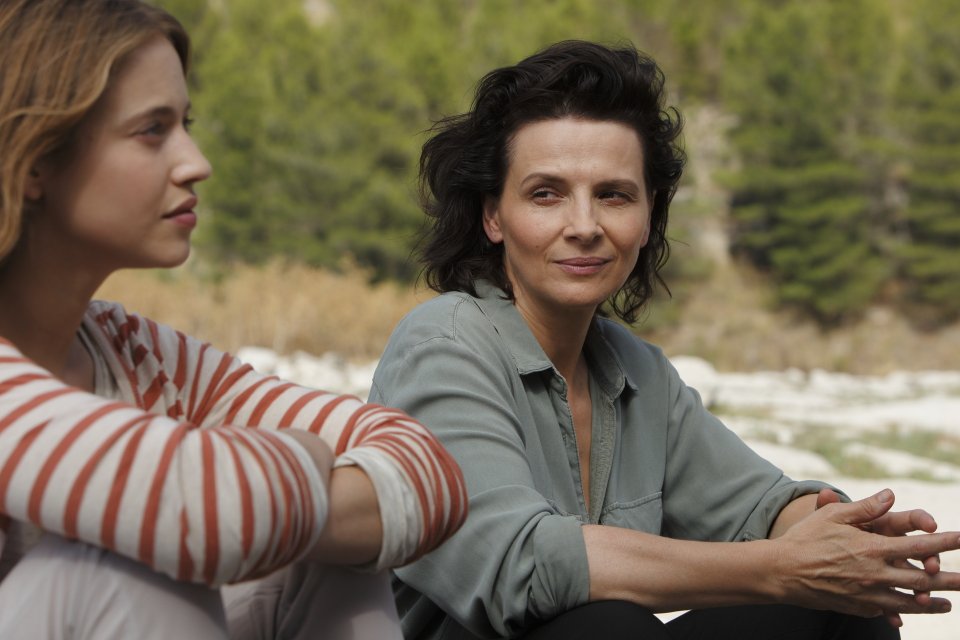 L'attesa: Juliette Binoche e Lou De Laâge in un'immagine del film