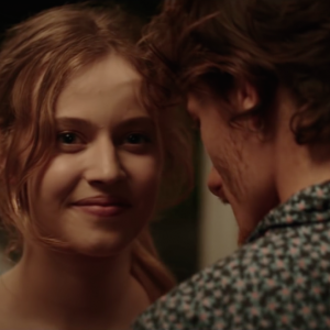 L'attesa: un'immagine del film che ritrae Lou De Laâge