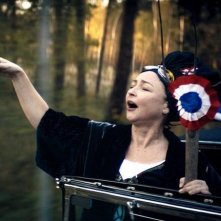 Marguerite: Catherine Frot canta in un momento del film