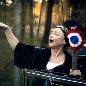 Marguerite: Catherine Frot canta in un momento del film