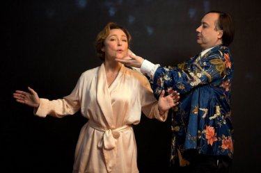 Marguerite: Catherine Frot in una scena del film mentre prende lezioni di canto