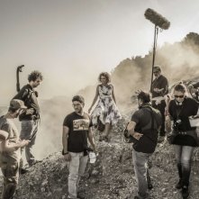 Per amor vostro: Valeria Golino e, alla sua destra, il regista Gaudino sul set con la troupe del film