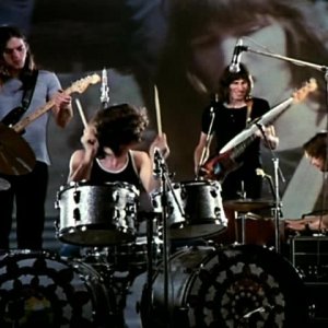 Pink Floyd: Live at Pompeii, i Pink Floyd si esibiscono a Pompei in un'immagine del film