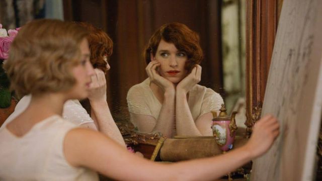 The Danish Girl: un'immagine del film di Tom Hooper con Eddie Redmayne che si guarda allo specchio