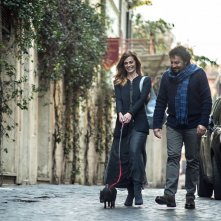 Tutte lo vogliono: Vanessa Incontrada ed Enrico Brignano passeggiano sorridenti in un'immagine del film