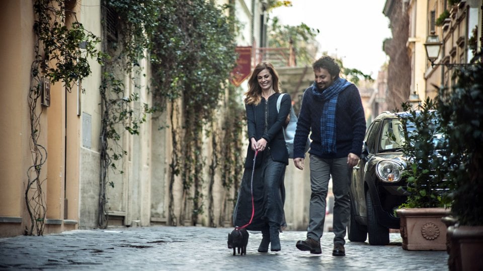 Tutte lo vogliono: Vanessa Incontrada ed Enrico Brignano passeggiano sorridenti in un'immagine del film