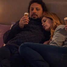 Tutte lo vogliono: Enrico Brignano e Vanessa Incontrada sdraiati sul letto in una scena del film