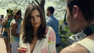 We Are Your Friends: Emily Ratajkowski e Zac Efron flirtano in un'immagine del film