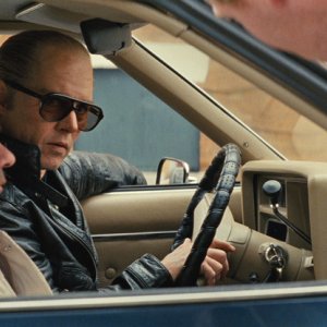 Black Mass - L'ultimo gangster: Johnny Depp in macchina in un momento del film