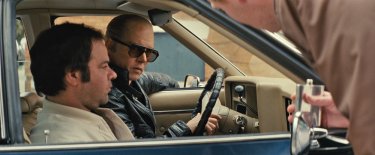 Black Mass - L'ultimo gangster: Johnny Depp in macchina in un momento del film