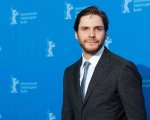 Daniel Bruhl con Jessica Chastain in 'The Zookeeper's Wife'
