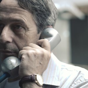 Desde allá: un primo piano di Alfredo Castro al telefono