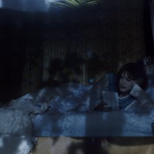 Everest: Keira Knightley sdraiata sul letto in una scena del film