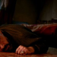 Frenzy: un'inquietante immagine di Mehmet Özgür steso a terra