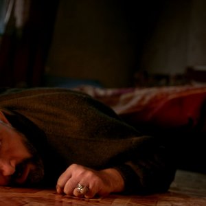 Frenzy: un'inquietante immagine di Mehmet Özgür steso a terra