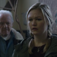 Go with Me: Julia Stiles e Anthony Hopkins in una scena del film