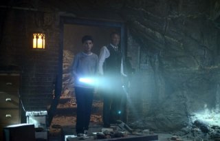 Gotham: David Mazouz e Sean Pertwee scoprono la Batcaverna