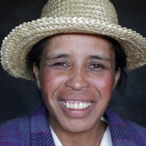 Human: uno dei molti primi piani femminili del lavoro di Yann Arthus-Bertrand