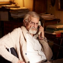 Remember: Martin Landau al telefono in un momento del film
