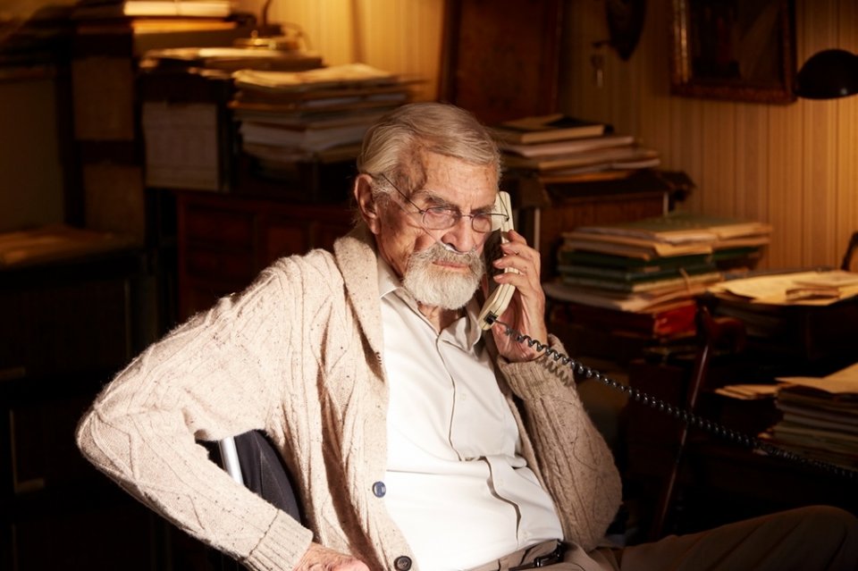 Remember: Martin Landau al telefono in un momento del film