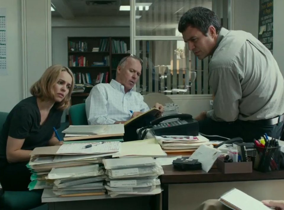Il caso Spotlight: Mark Ruffalo, Rachel McAdams e Michael Keaton in un momento del film